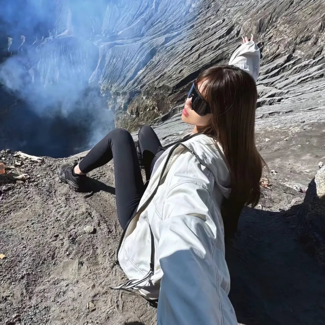 大叔在左,奶狗在右